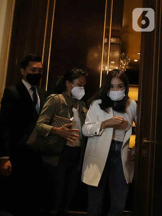 Gisella Anastasia atau Gisel bersiap menggelar jumpa pers di kawasan Gatot Subroto, Jakarta, Rabu (6/1/2021). akhirnya buka suara terkait kasus video syur yang menjerat dirinya bersama dengan Michael Yukinobu De Fretes (MYD). (Liputan6.com/Herman Zakharia)