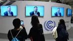 Pengunjung menonton pidato Arnold Schwarzenegger di Katowice, Polandia (3/12). Arnold Schwarzenegger membahas status dan pengendalian perubahan iklim global saat menjadi pembicara di forum tertinggi tersebut. (AP Photo/Czarek Sokolowski)