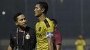 Bek Bhayangkara FC, Jajang Mulyana, kesakitan saat melawan PSIS Semarang pada laga Piala Indonesia di Stadion PTIK, Jakarta, Selasa (19/2). Akibat kejadian itu Jajang langsung dilarikan ke rumah sakit. (Bola.com/Yoppy Renato)