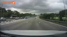 Sebuah sedan yang melaju dengan kecepatan tinggi tiba-tiba memotong jalan dan menabrak truk. 