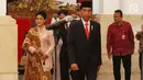 Presiden Joko Widodo bersiap melantik Enam Duta Besar Luar Biasa dan Berkuasa Penuh (LBBP) untuk negara-negara sahabat di Istana Negara, Jakarta, Kamis (18/5). Keenam duta besar ini akan ditempatkan di sejumlah negara. (Liputan6.com/Angga Yuniar)