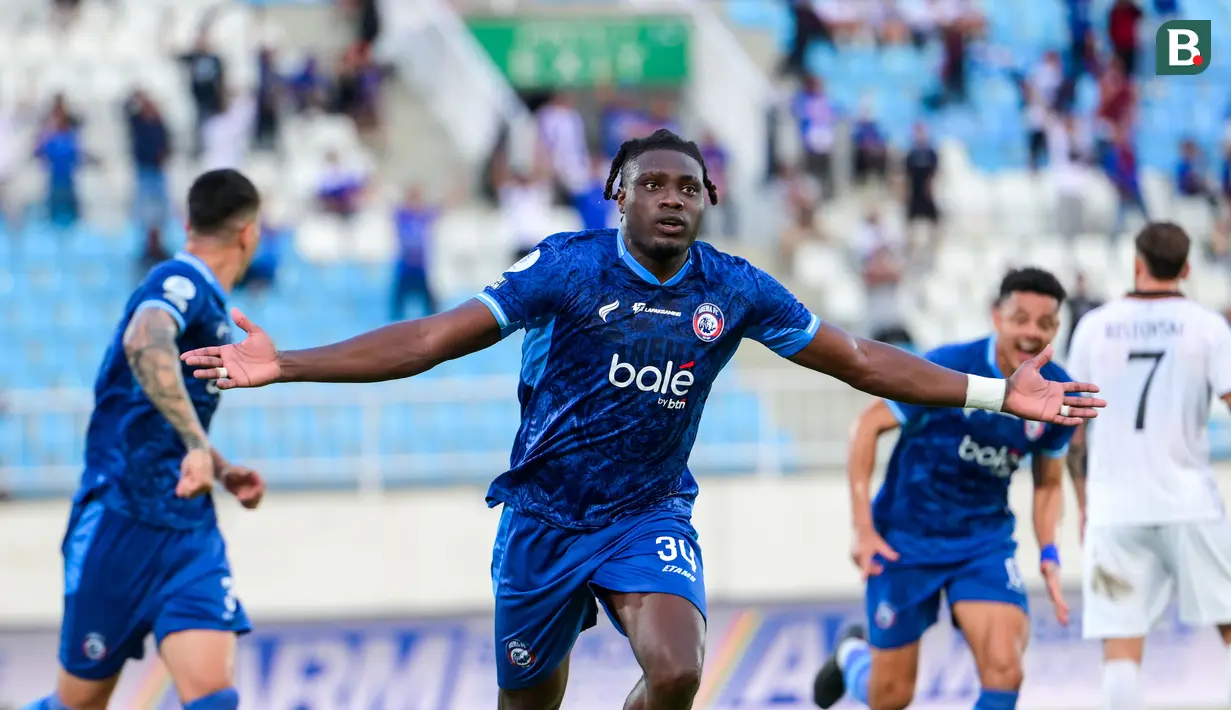 Striker Arema FC, Samule Otusanya, melakukan selebrasi setelah mencetak gol penyeimbang 2-2 saat menghadapi Bhayangkara Presisi Lampung FC dalam lanjutan BRI Super League 2026/2027 di Stadion Kanjuruhan, Malang, Sabtu (10/10/2026). Gol tersebut memastikan Singo Edan bangkit setelah tertinggal dua gol pada babak pertama dan menyelamatkan satu poin di hadapan Aremania. (Bola.com/Iwan Setiawan)