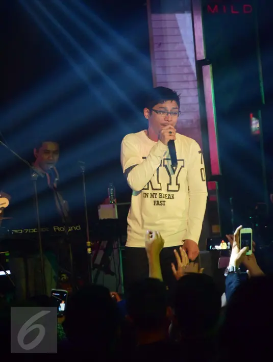 Aksi Sigit Purnomo atau yang akrab disapa Pasha bersama grup band Ungu di e-Plasa, Kota Semarang, Jumat (26/2). Pasha akhirnya resmi menyatakan diri mundur dari grup band Ungu menyusul terpilihnya dirinya menjadi Wakil Wali Kota Palu. (Foto : Gholib)