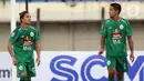 Pemain PSS Sleman Irfan Bachdim (kanan) dan Kim Jeffrey Kurniawan (kiri) saat melawan Madura United pada laga Piala Menpora 2021 di Stadion Si Jalak Harupat, Bandung, Jawa Barat, Selasa (23/3/2021). Madura United menang 2-1 atas PSS Sleman. (Bola.com/M Iqbal Ichsan)