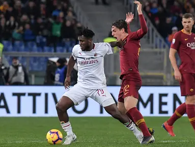 Duel antara Franck Kessie dan Zaniolo pada laga lanjutan Serie A yang berlangsung di stadion Olimpico, Roma, Senin (4/2). AC Milan imbang 1-1 kontra AS Roma. (AFP/Tiziana Fabi)