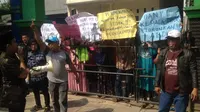 Puluhan orang tua siswa yang anaknya tidak diterima masuk SMP negeri, lakukan aksi protes dan menyegel pintu gerbang sekolah SMPN 23 Kota Tangerang, Senin (9/7/2018). (Liputan6.com/Pramita)