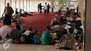 Peserta aksi damai 212 beristirahat di sekitar Masjid Istiqlal, Jakarta, Kamis (1/12). Rencananya, ratusan ribu umat Islam akan melakukan aksi super damai 212 di halaman Monumen Nasional Jakarta. (Liputan6.com/Helmi Fithriansyah)