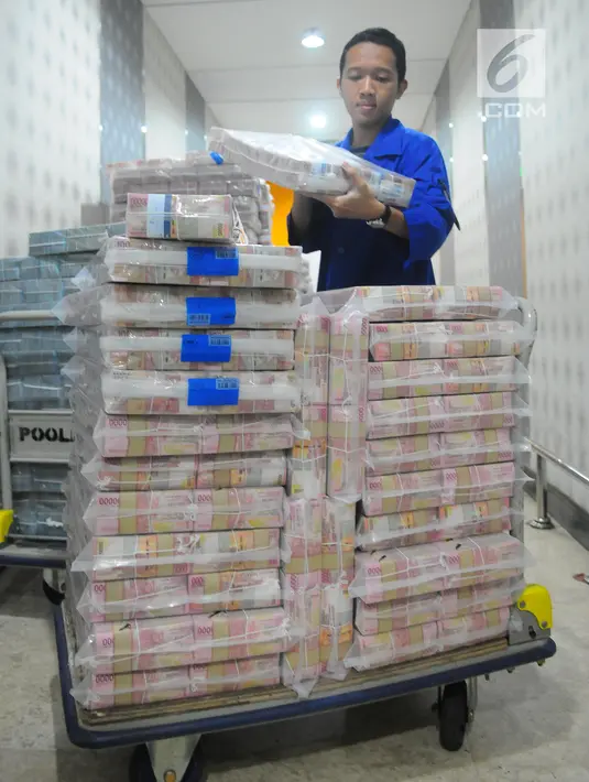Karyawan memeriksa pasokan uang di Cash Pooling Bank Mandiri, Jakarta, Kamis (9/5/2019). Bank Mandiri menyiapkan dana tunai sebesar Rp1,9 triliun per hari selama Ramadan hingga jelang Idul Fitri 2019. (Liputan6.com/Angga Yuniar)