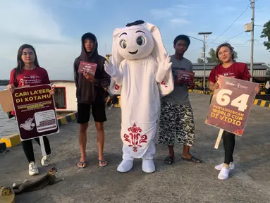 Maskot Piala Dunia 2022, La'eeb berfoto bersama warga saat mengunjungi Dermaga Banjar Raya,  Banjarmasin, Sabtu (29/10/2022). Kedatangan La'eeb ini menambah kemeriahan jelang bergulirnya Piala Dunia 2022 pada November mendatang. (FOTO: Dok. SCM)
