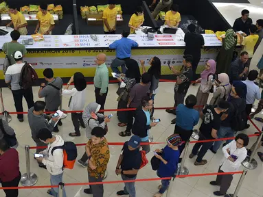 Para peserta melakukan registrasi ulang untuk mendapatkan Race Pack untuk mengikuti kegiatan BNI - UI Half Marathon di fX Sudirman, Jakarta, Rabu (11/7). Half Marathon memperebutkan total hadiah Rp 140 juta. (Liputan6.com/HO/Palar)