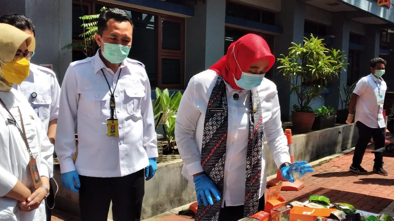 Kepala Balai Besar Pengawas Obat dan Makanan (BPOM)Bandung, Hardaningsih memperlihatkan sejumlah produk ilegal yang akan dimusnahkan di kantor BPOM, Kota Bandung, Selasa (2/12/2020). (Foto: Liputan6.com/Dikdik Ripaldi)