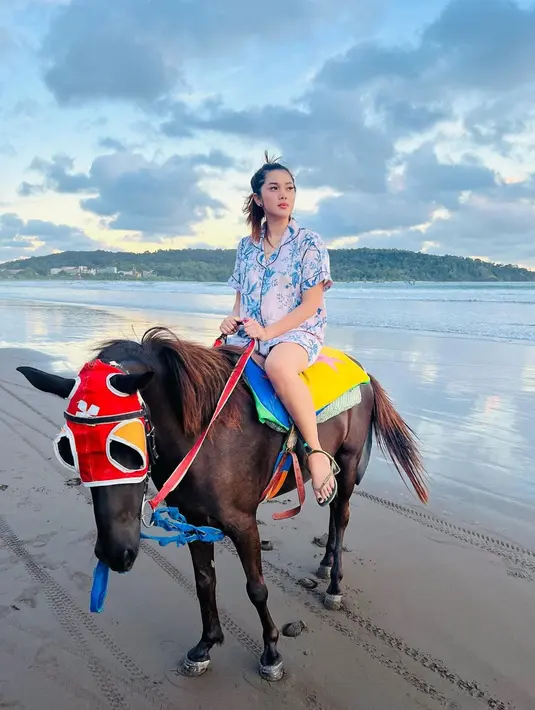Beragam ekspresi dipamerkan Raya Kitty saat menikmati keindahan pantai. Dulu pakai behel, kini artis kelahiran 10 Februari 1994 ini makin cantik saat pamer senyum. Awet muda bak remaja 17 tahun, Raya Kitty terlihat belum dikaruniai anak. Padahal faktanya, artis kelahiran 10 Februari 1994 ini sudah dikaruniai anak yang berusia 3 tahun. (Liputan6.com/IG/@rayanurfitrird)