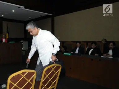 Gubernur Sulawesi Tenggara nonaktif Nur Alam (kanan) jelang mengikuti sidang pembacaan putusan di Pengadilan Tipikor, Jakarta, Rabu (28/3). Nur Alam dinyatakan bersalah dan dihukum 12 tahun penjara dan denda satu miliar. (Liputan6.com/Helmi Fithriansyah)