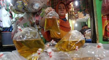 Salah satu penjual minyak Goreng curah di pasar tradisional Foto: Antara (Arfandi/Liputan6.com)