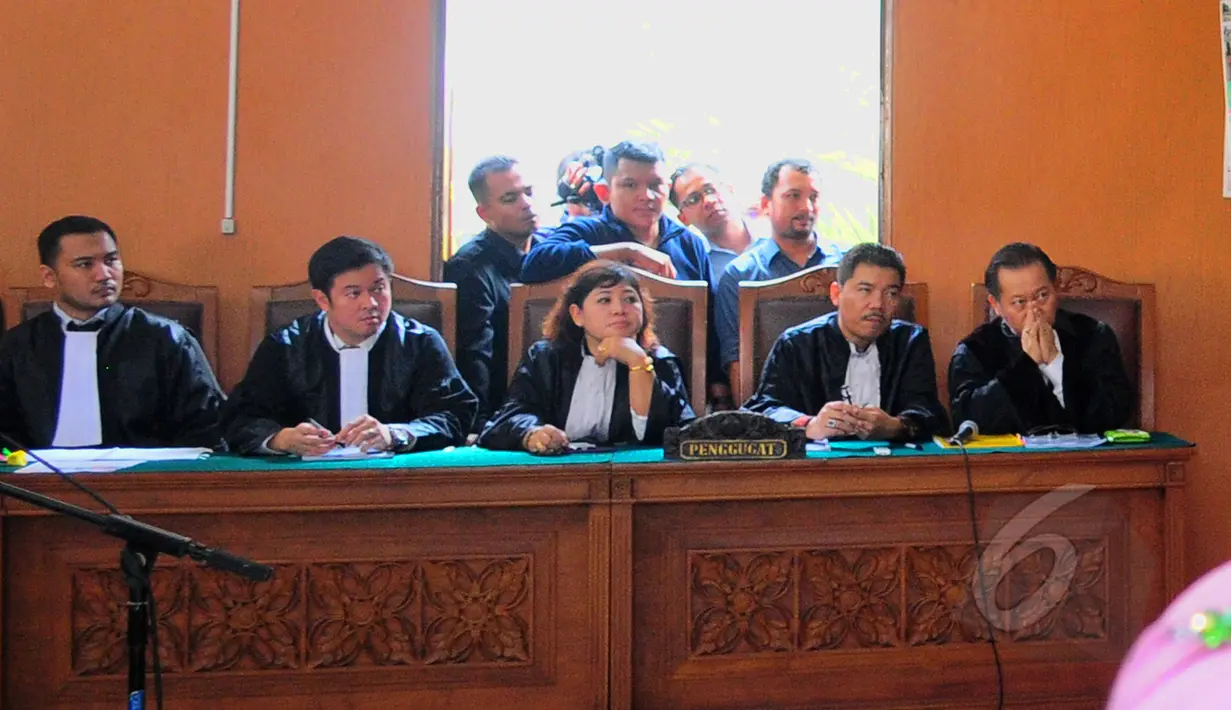 Tim kuasa hukum Suryadharma Ali (SDA) saat sidang perdana praperadilan mantan Menteri Agama tersebut di Pengadilan Negeri Jakarta Selatan, Senin (30/3/2015). Sidang gugatan praperadilan SDA ditunda hingga besok, Selasa (31/3). (Liputan6.com/Yoppy Renato)