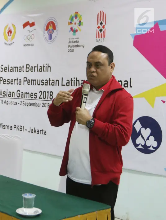 CdM Asian Games 2018 Komjen Pol Syafruddin memberi sambutan saat mengunjungi pelatnas cabor Bridge di Wisma PKBI, Jakarta, Rabu (25/4). Kunjungan tersebut untuk memantau persiapan jelang laga di Asian Games 2018. (Liputan6.com/Arya Manggala)
