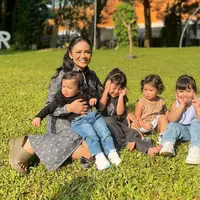 Gaya Dua Anak Aurel Hermansyah saat Dimomong Krisdayanti Keliling Jakarta. [@krisdayantilemos]