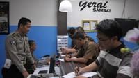 Petugas saat melayani perpanjangan pajak kendaraan bermotor di Pelayanan Gerai Samsat, Thamrin City, Jakarta Pusat, Sabtu (27/6).  &copy;2015 merdeka.com/imam buhori