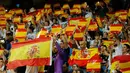 Suporter Real Madrid membentangkan bendera Spanyol saat pertandingan melawan Espanyol di La Liga di stadion Santiago Bernabeu, Spanyol (1/10). Para suporter Madrid mendukung Spanyol bersatu melawan referendum Catalonia. ( AP Photo/Paul White)