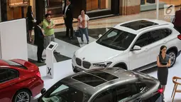 Pengunjung melihat mobil BMW selama BMW Exhibition yang berlangsung pada 15-17 Februari di Plaza Senayan, Jakarta, Jumat (15/2). Penjualan BMW tahun 2018 sedikit mengalami kenaikan dibanding pada 2017 yang mencapai 3.353 unit. (Liputan6.com/Fery Pradolo)
