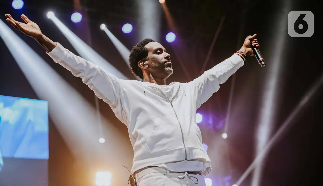 Aksi panggung personil Boyz II Men, Shawn Stockman pada konser bertajuk Boyz II Men Tour of Asia 2019 di Tennis Indoor Senayan, Jakarta, Rabu (4/12/2019). Boyz II Men membawakan sebanyak 20 lagu seperti End of the Road, One Sweet Day, dan I'll make love to you. (Liputan6.com/Faizal Fanani)