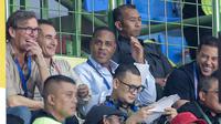 Pelatih Timnas Indonesia, Patrick Kluivert (melihat ke kamera) ditemani Alex Pastoor, Gerald Vanenburg, dan Denny Landzaat, berada di tribune penonton Stadion Patriot Candrabhaga Bekasi, Minggu (2/2/2025) malam WIB. Keempat staf kepelatihan Tim Garuda itu memantau pemain dalam laga Persija Jakarta kontra PSBS Biak. (Bola.com/Bagaskara Lazuardi)