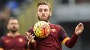 Kapten AS Roma, Daniele De Rossi, mengontrol bola saat melawan Atalanta  pada laga Serie A di Stadion Olimpico, Italia, Minggu (29/11/2015). (AFP Photo/Andreas Solaro)