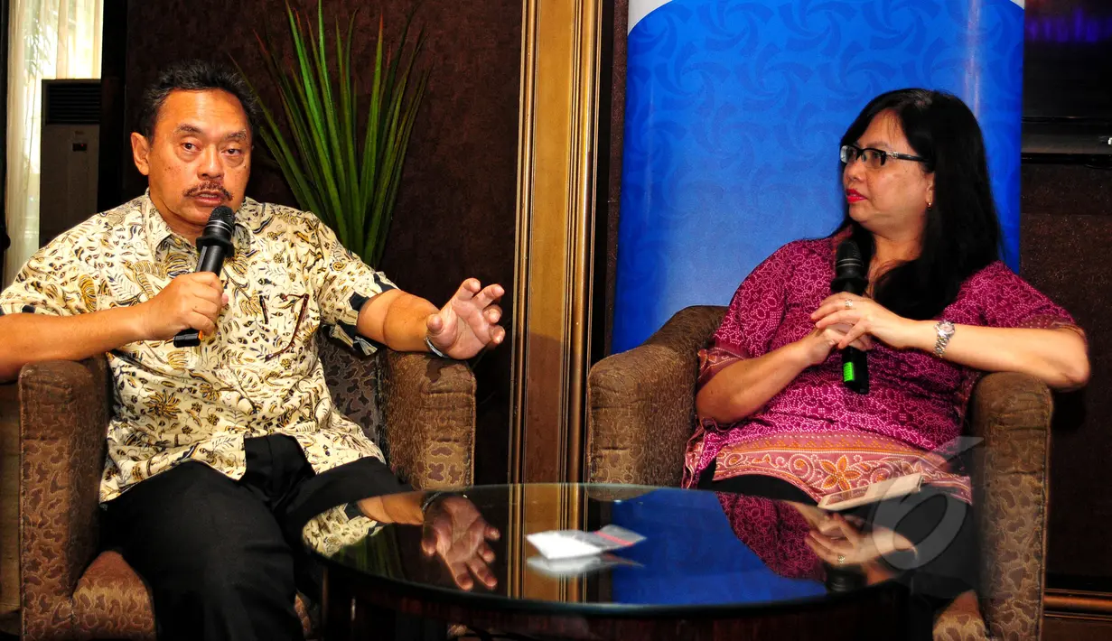 Ketua Bidang Pertanian DPP HIPPI, Emil Arifin (kiri) memberikan keterangan terkait maraknya kasus beredarnya beras plastik, Jakarta, Jumat (21/5/2015). HIPPI mendesak pemerintah segera menuntaskan kasus beras sintetis tersebut. (Liputan6.com/Yoppy Renato)