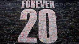 Mural bertuliskan "Forever 20" sebagai penghormatan untuk mendiang Diogo Jota yang terlihat di dinding perumahan dekat Stadion Anfield, Liverpool, Inggris, Senin (11/08/2025) waktu setempat. Karya tersebut dibuat oleh seniman bernama MurWalls. (AFP/Paul Ellis)
