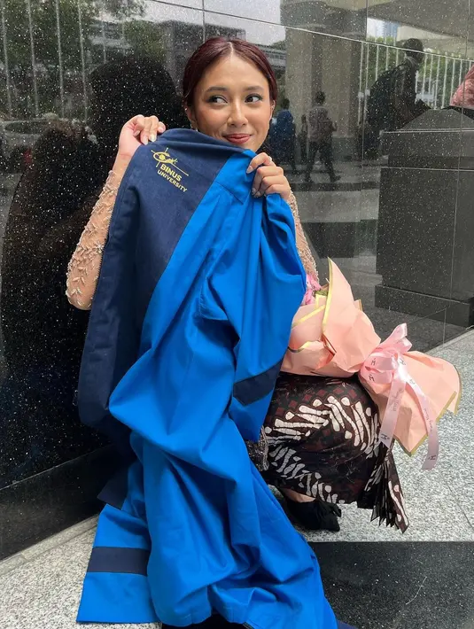 Ia mengenakan kebaya sabrina full payet yang dipadukan dengan kain batik parang berwarna gelap [@rahmaniastrini]