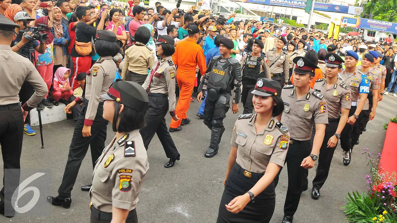 Beginilah Gaya Polisi Saat Melakukan Fashion Show