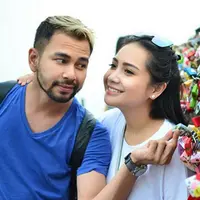 Raffi Ahmad bersama istri kembali mengunci cinta di Korea. Pasangan yang menikah sejak 17 Oktober 2014 silam itu, kembali mengukuhkan cintanya di Gembok Cinta. (Instagram/raffinagita1717)