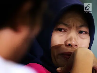 Terpidana kasus pelanggaran UU ITE Baiq Nuril menangis saat berbicara dalam diskusi Dialektika Demokarasi di Kompleks Parlemen Senayan, Jakarta, Rabu (10/7/2019). Diskusi mengambil tema 'Baiq Nuril Ajukan Amnesti, DPR Setuju?. (Liputan6.com/JohanTallo)