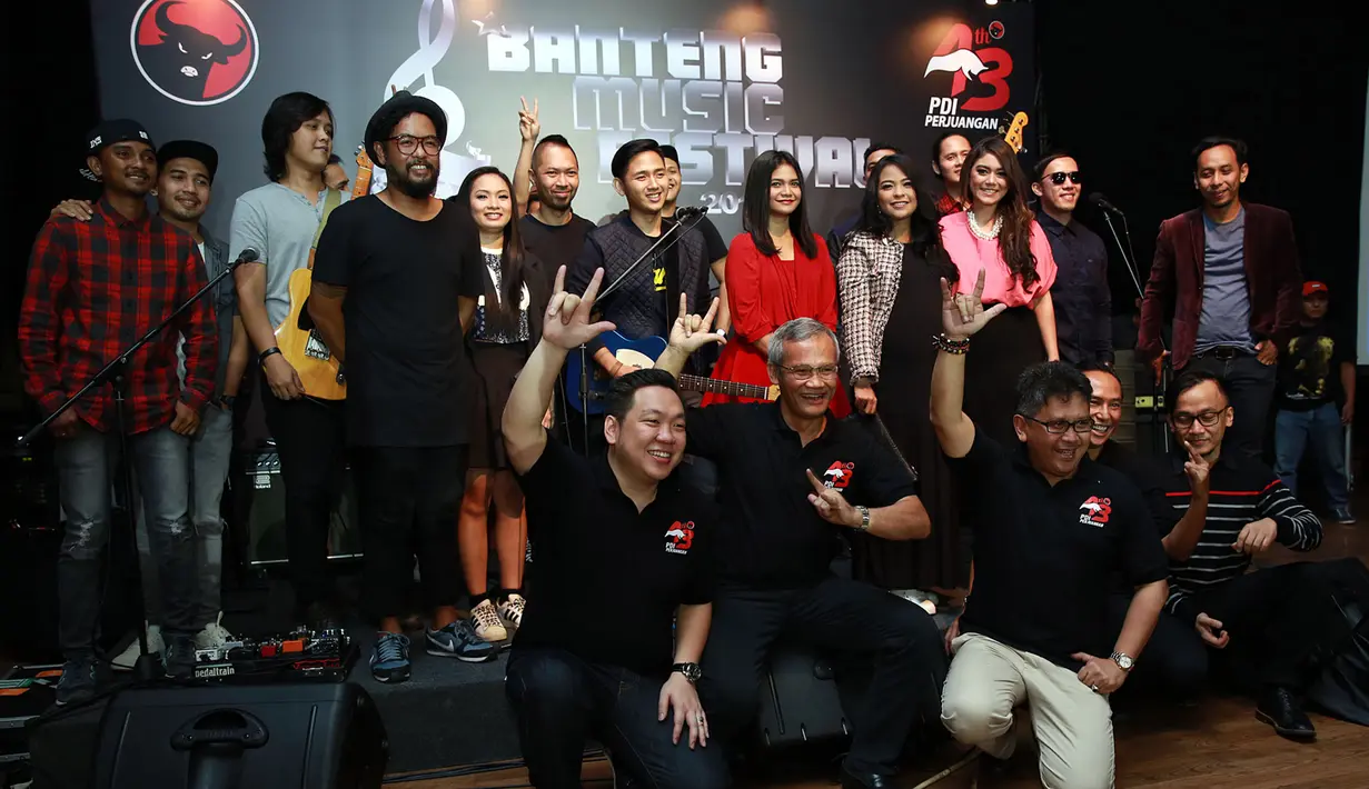 "Anak muda sekarang kan gitu, maunya disentuh dengan sesuatu. Ya dikasih aja panggung. Kita mau itu dikeluarkan dan kita jadi teman anak muda," tutur Nico Siahaan. (Deki Prayoga/Bintang.com)