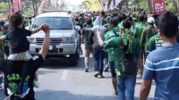 Bonek dalam perjalanan menuju Stadion Gelora Bung Tomo, Surabaya. (Bola.com/Aditya Wany)