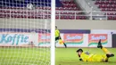 Adilson Maringa kembali harus memungut bola dari gawangnya setelah Persebaya menyamakan kedudukan. (Bola.com/Bagaskara Lazuardi)