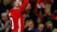 Penyerang MU, Wayne Rooney melakukan selebrasi usai mencetak gol ke gawang Feyenoord pada pertindangan Grup A Liga Europa di Stadion Old Trafford, Inggris (24/11). MU menang telak atas Feyenoord dengan skor 4-0. (Reuters/Phil Noble)