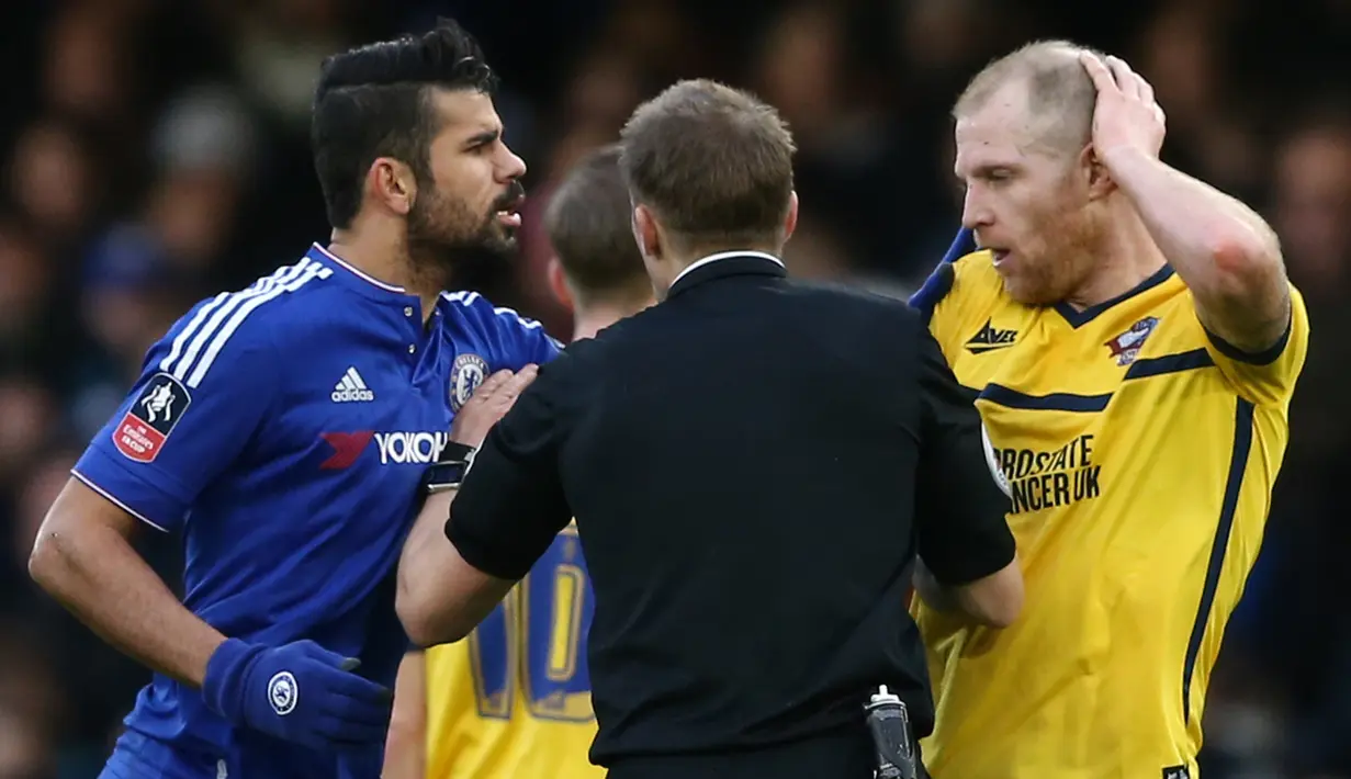 Diego Costa terlihat bersitegang dengan pemain Scunthorpe United, Neal Bishop saat pertandingan putaran ke tiga piala FA di Stamford Bridge di London pada 10 Januari 2016. (AFP Photo /Ellis)