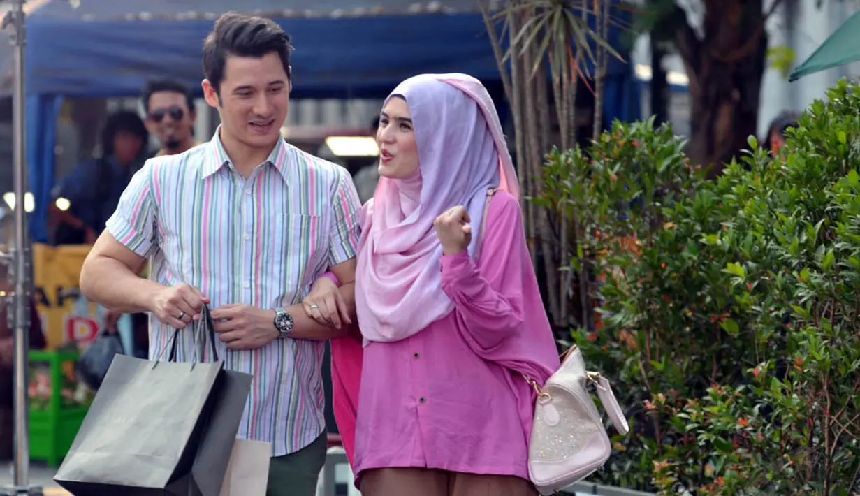 Carissa Putri dan Nino Fernandez saat syuting pembuatan film Hijab di kawasan Kota Tua, Jakarta, (13/10/14). (Liputan6.com/Panji Diksana)