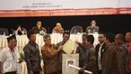 Petugas Komisi Pemilihan Umum (KPU) Provinsi DKI Jakarta menunjukan berkas sebelum menggelar rekapitulasi penghitungan sura tingkat provinsi Pilkada DKI Jakarta di Grand Sahid, Jakarta, Minggu (26/2). (Liputan.com/Faizal Fanani)