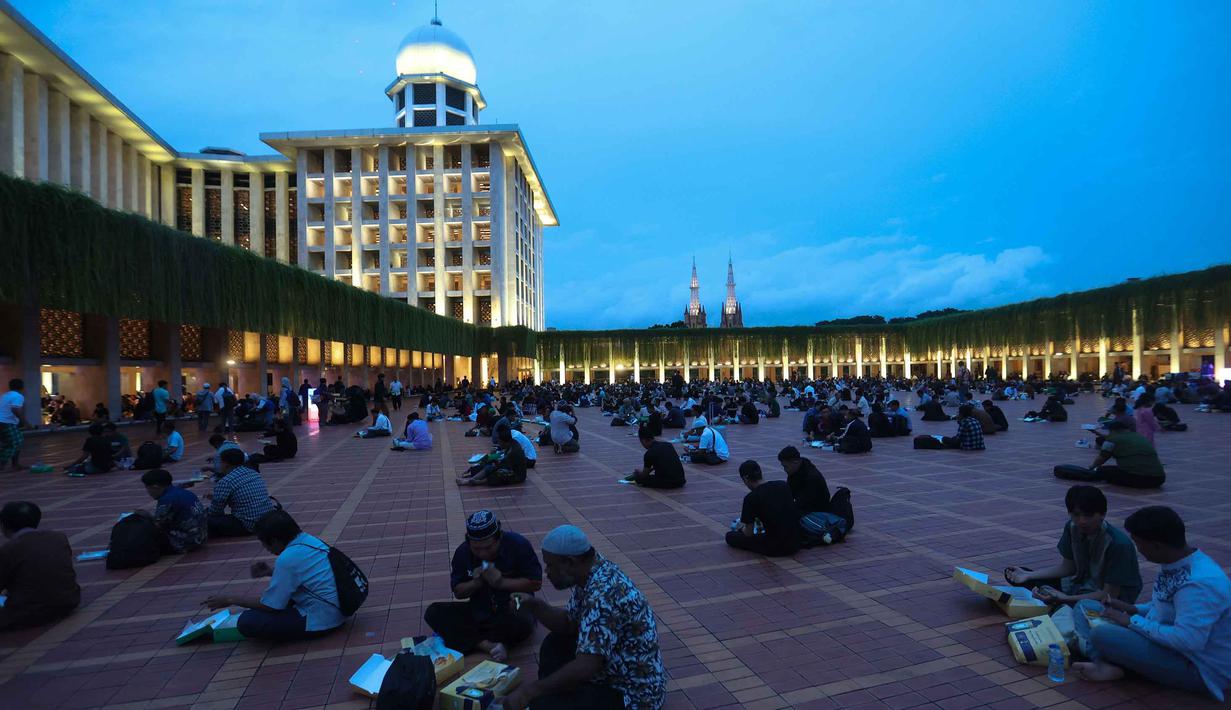 Umat muslim menikmati makanan berbuka puasa pada hari pertama Ramadan 1447 Hijriah di Masjid Istiqlal, Jakarta, Selasa (19/2/2026). (Kapanlagi.com/Budy Santoso)