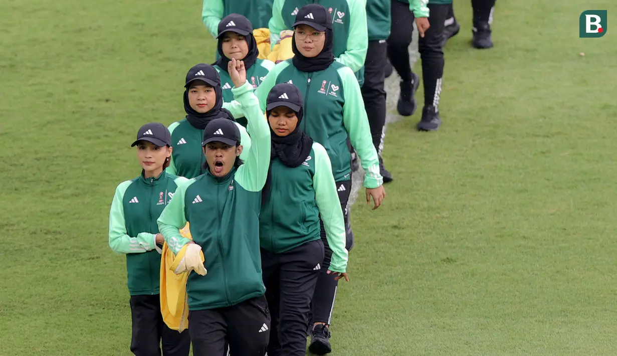 Seorang ketua regu petugas bendera memberikan instruksi kepada rekannya saat pembukaan laga Piala Dunia U-17 2023 antara Timnas Mali U-17 melawan Timnas Kanada U-17 di Stadion Gelora Bung Tomo (GBT), Surabaya, Kamis (16/11/2023). (Bola.com/Bagaskara Lazuardi)