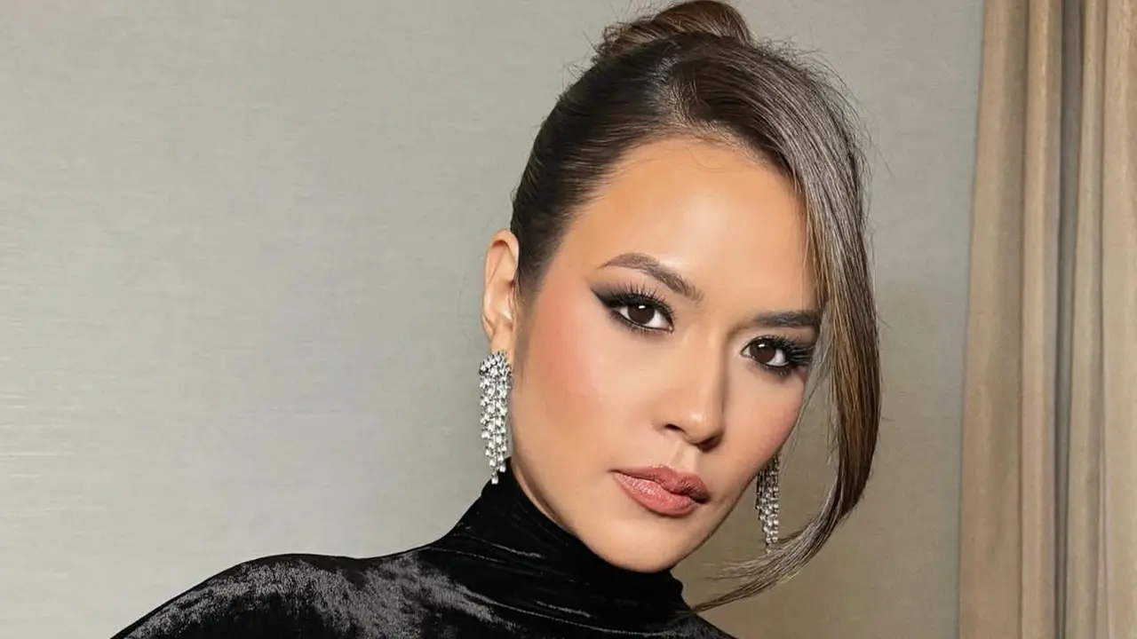 Gaya Fearless Raisa dengan Smokey Eye Makeup yang Bikin Pangling