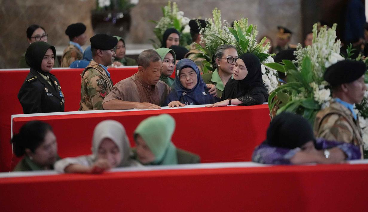 Ketiganya gugur saat menjalankan misi perdamaian bersama pasukan sementara Perserikatan Bangsa Bangsa (PBB) di Lebanon. Tampak dalam foto, kerabat personel pasukan penjaga perdamaian yang tergabung dalam United Nations Interim Force in Lebanon (UNIFIL) yang gugur saat bertugas bersama pasukan sementara Perserikatan Bangsa Bangsa (PBB) di Lebanon, menangis saat upacara penghormatan militer di Bandara Internasional Soekarno-Hatta, Tangerang, Banten, Sabtu, 4 April 2026. (AP Photo/Achmad Ibrahim)