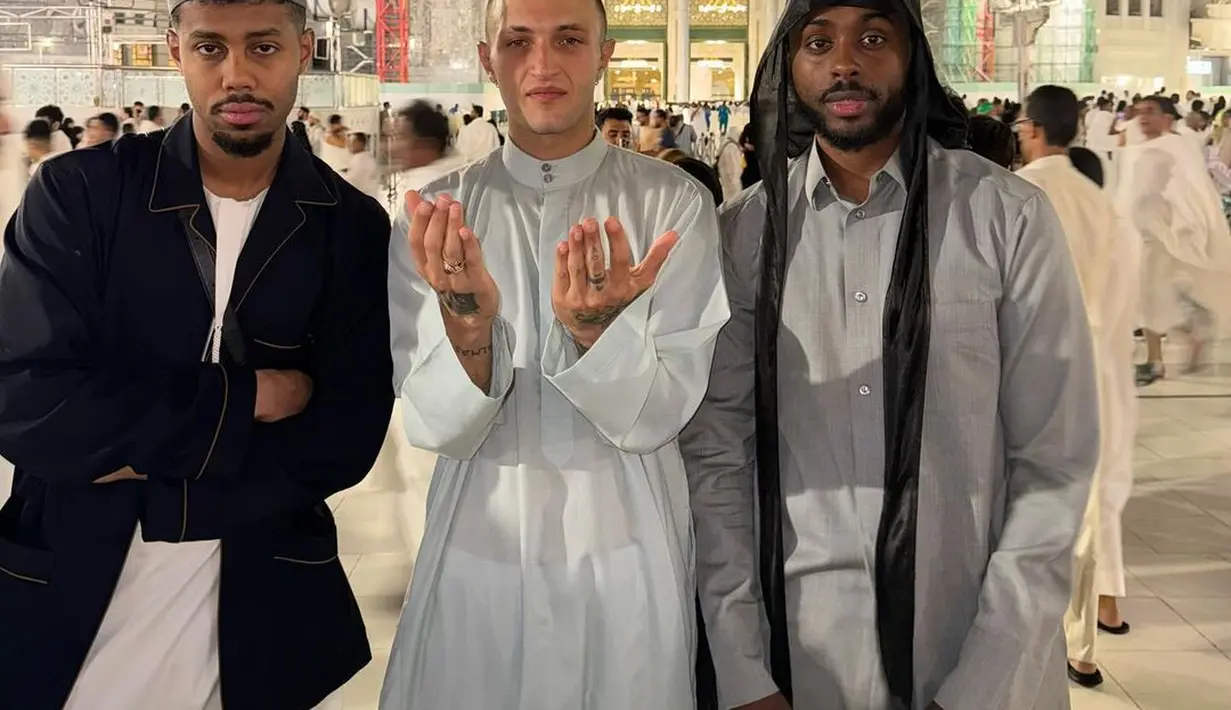 Anwar Hadid jalani umrah di bulan Ramadan. [Foto: Instagram/anwarhadid]