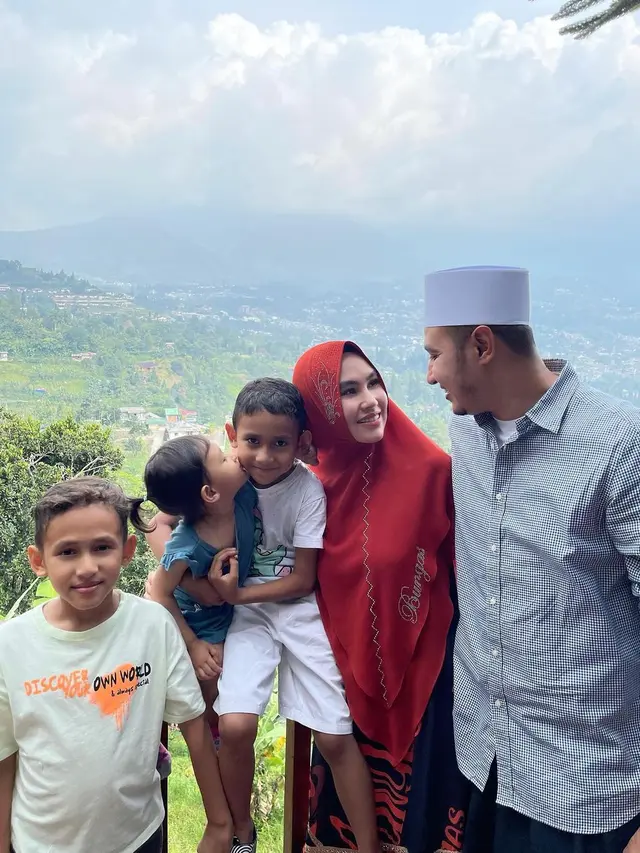 Potret 7 Selebriti Wanita dengan Anak Sambungnya, Kompak Banget