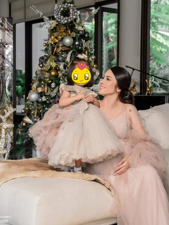 8 Gaya Pemotretan Seleb Tema Natal 2020, Penuh Kebahagiaan