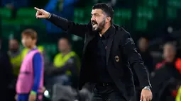 Pelatih AC Milan, Gennaro Gattuso menginstruksikan pemainnya saat melawan Real Betis pada grup F Liga Europa di stadion Benito Villamarin, Sevilla (8/11). Milan menahan imbang Betis 1-1. (AFP Photo/Cristina Quicler)
