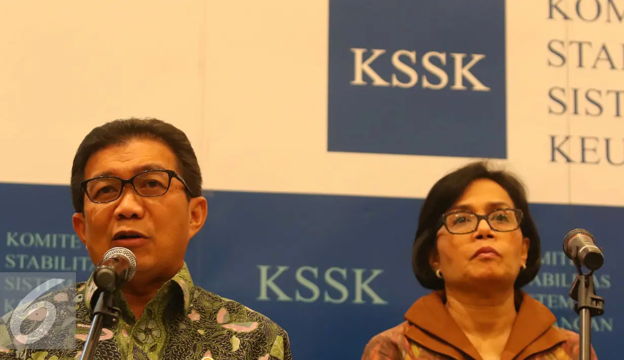 Muliaman Hadad bersama Sri Mulyani memberikan keterang usai rapat KSSK di Jakarta, Senin (24/10). KSSK menyimpulkan kondisi stabilitas sistem keuangan triwulan III 2016 dalam kondisi baik dan terkendali. (Liputan6.com/Angga Yuniar)