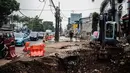 Alat berat melakukan pengerukan tanah saat proyek pelebaran Jalan Pangeran Antasari, Jakarta, Kamis (8/11). Pelebaran ini untuk mengantisipasi kemacetan setelah dioperasikannya Tol Depok-Antasari. (Liputan6.com/Faizal Fanani)